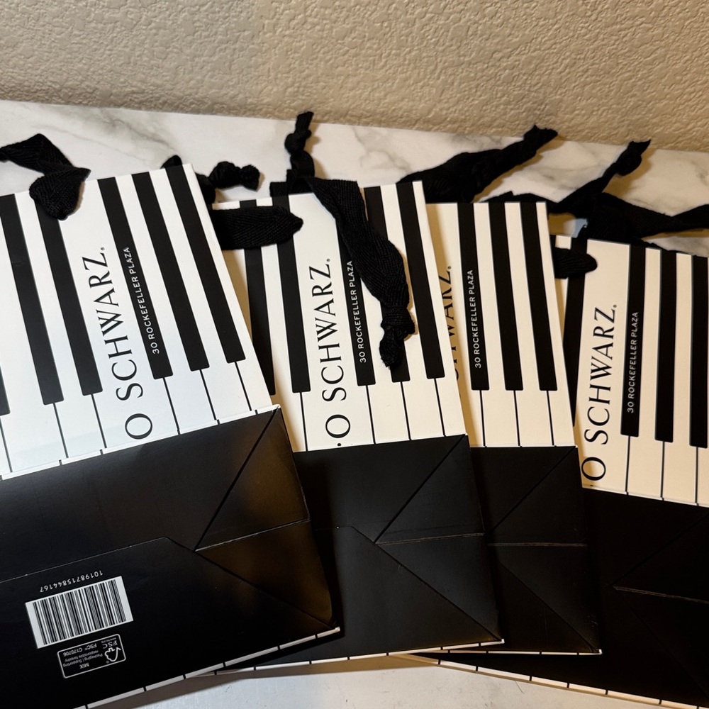 FAO Schwarz Black and White Piano Shopping Bags. Set of 4 - Picture 10 of 10